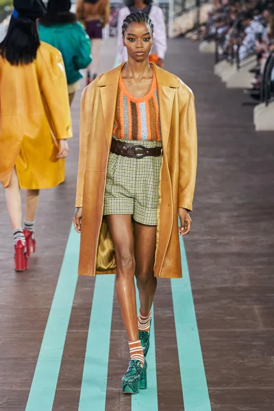 Look 10